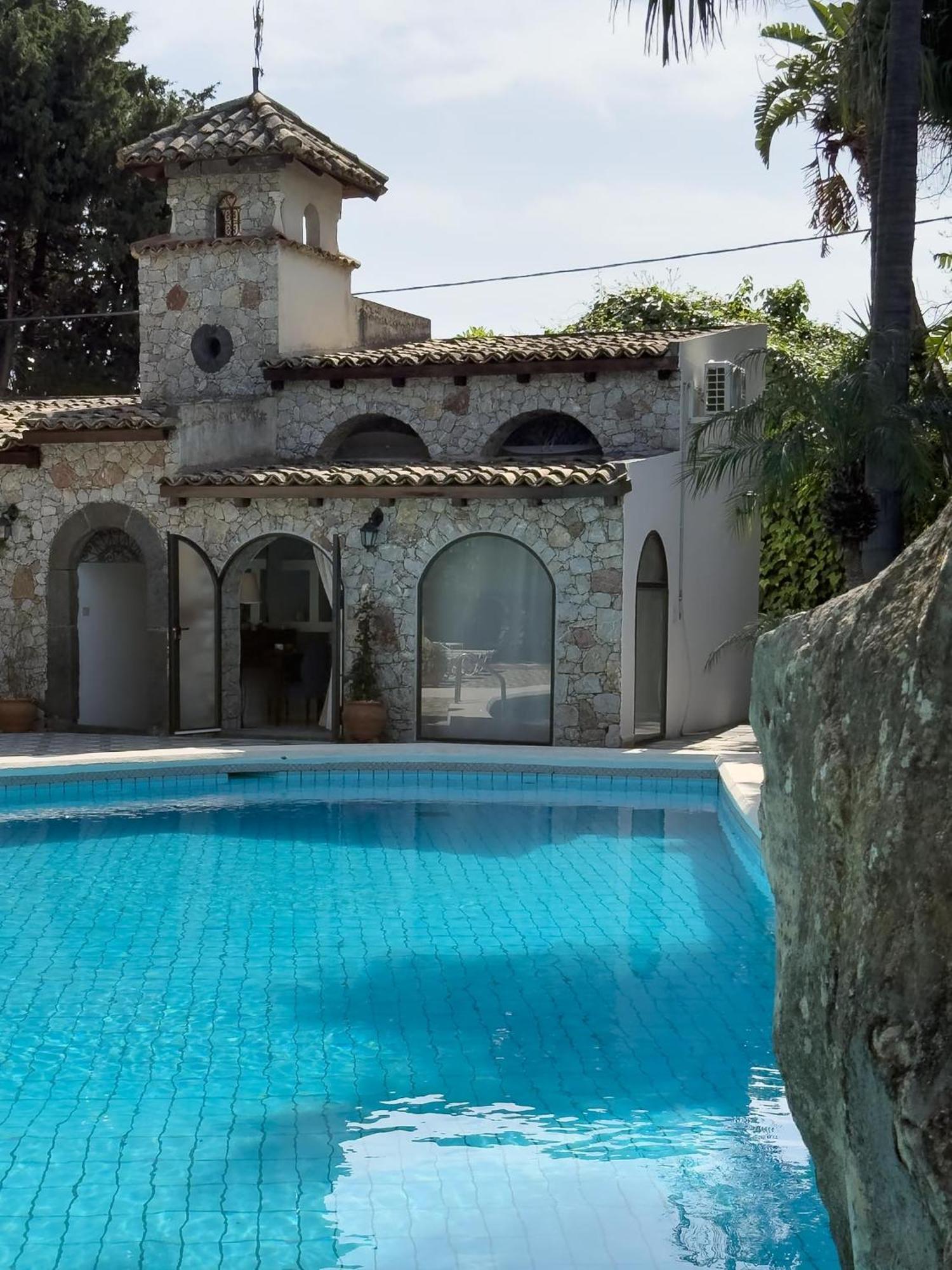 Camera Matrimoniale con Vista Piscina